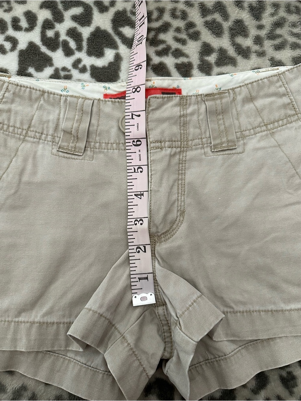 Y2K Mossimo Low Rise Flap Pocket Khaki Shorts in Light Tan Size 5 Juniors - Picture 12 of 16